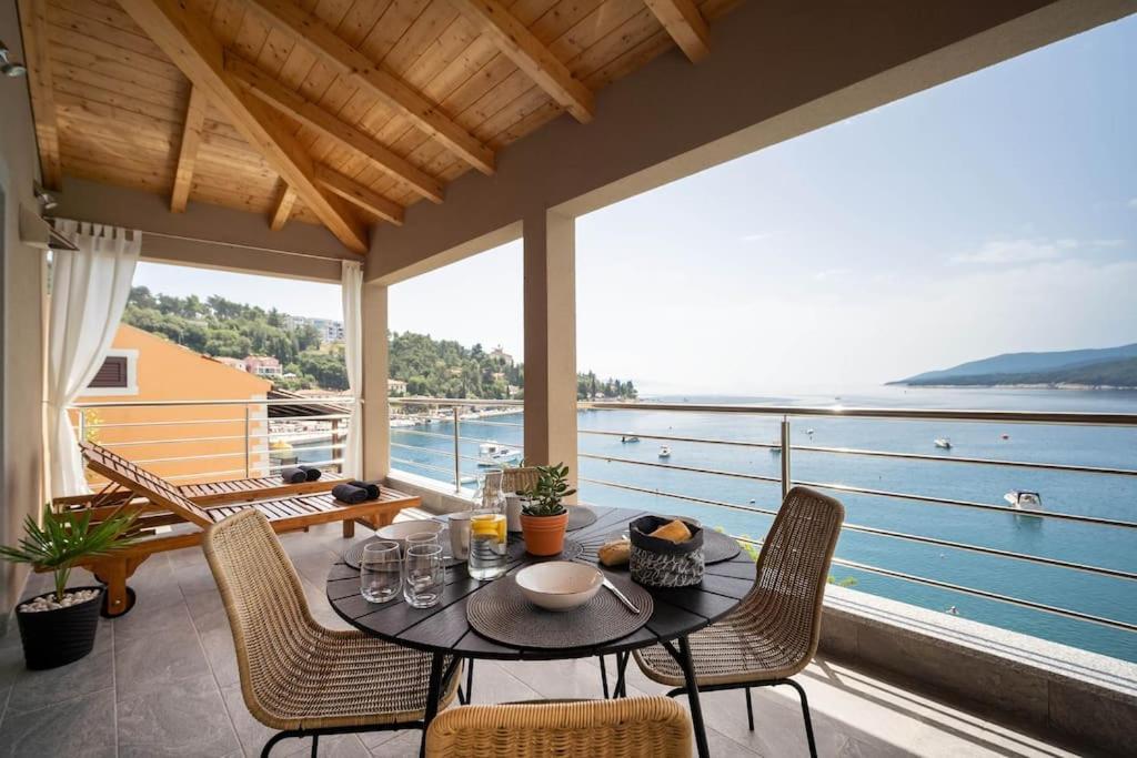 Seafront 2-Bedroom Apartment Nika - Рабац Экстерьер фото